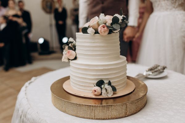 how to choose a wedding cake vendor
